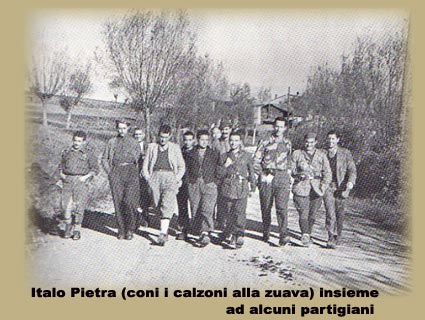 Italo Pietra (con i calzoni alla zuava) insieme ad alcuni partigiani