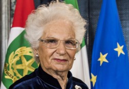 SOLIDARIETÀ E AFFETTUOSA VICINANZA A LILIANA SEGRE